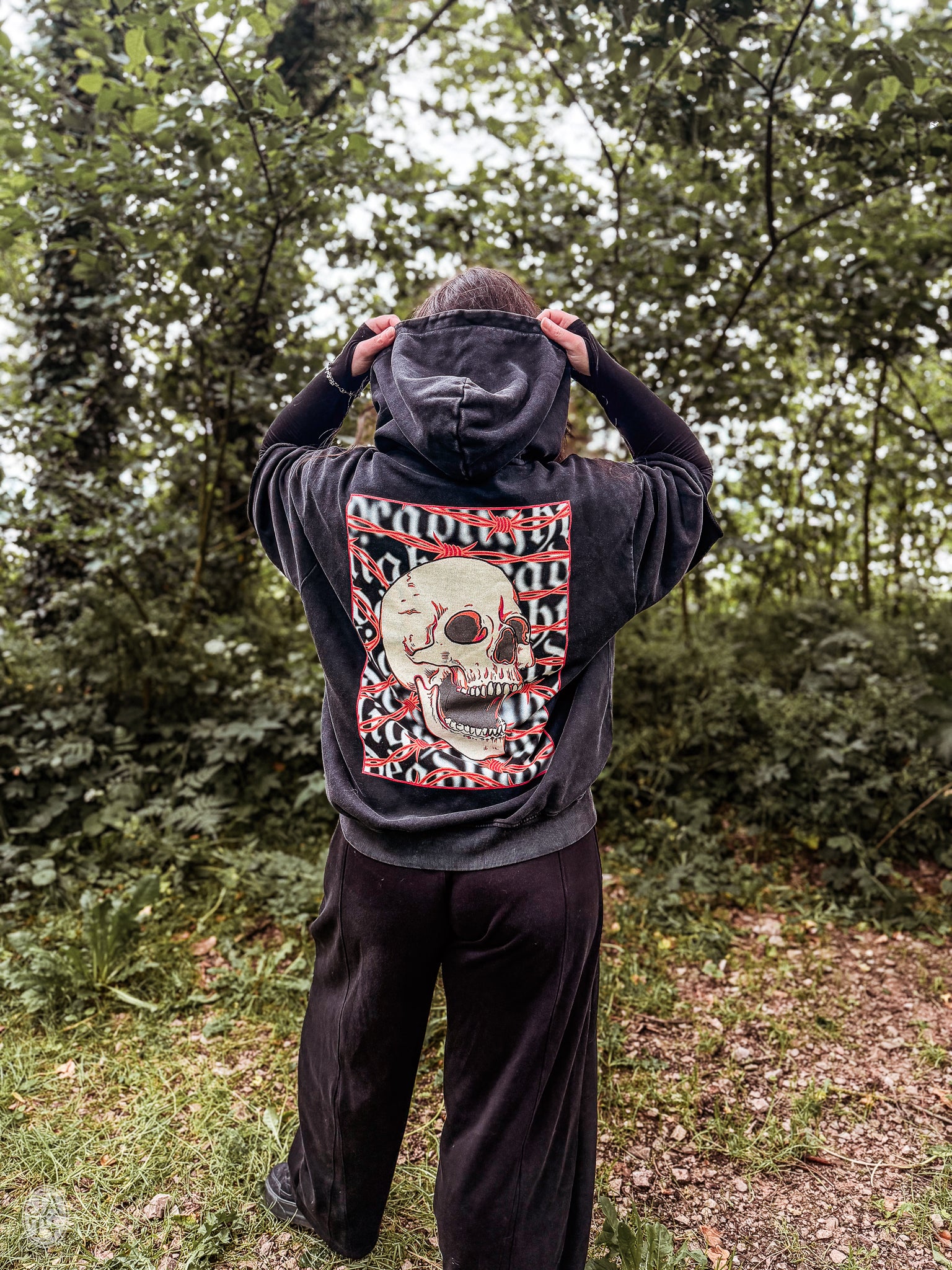 DEADLIGHT BARBED WIRE SKULL CARD SHORT SLEEVE HOODIE - MINERAL WASH BLACK