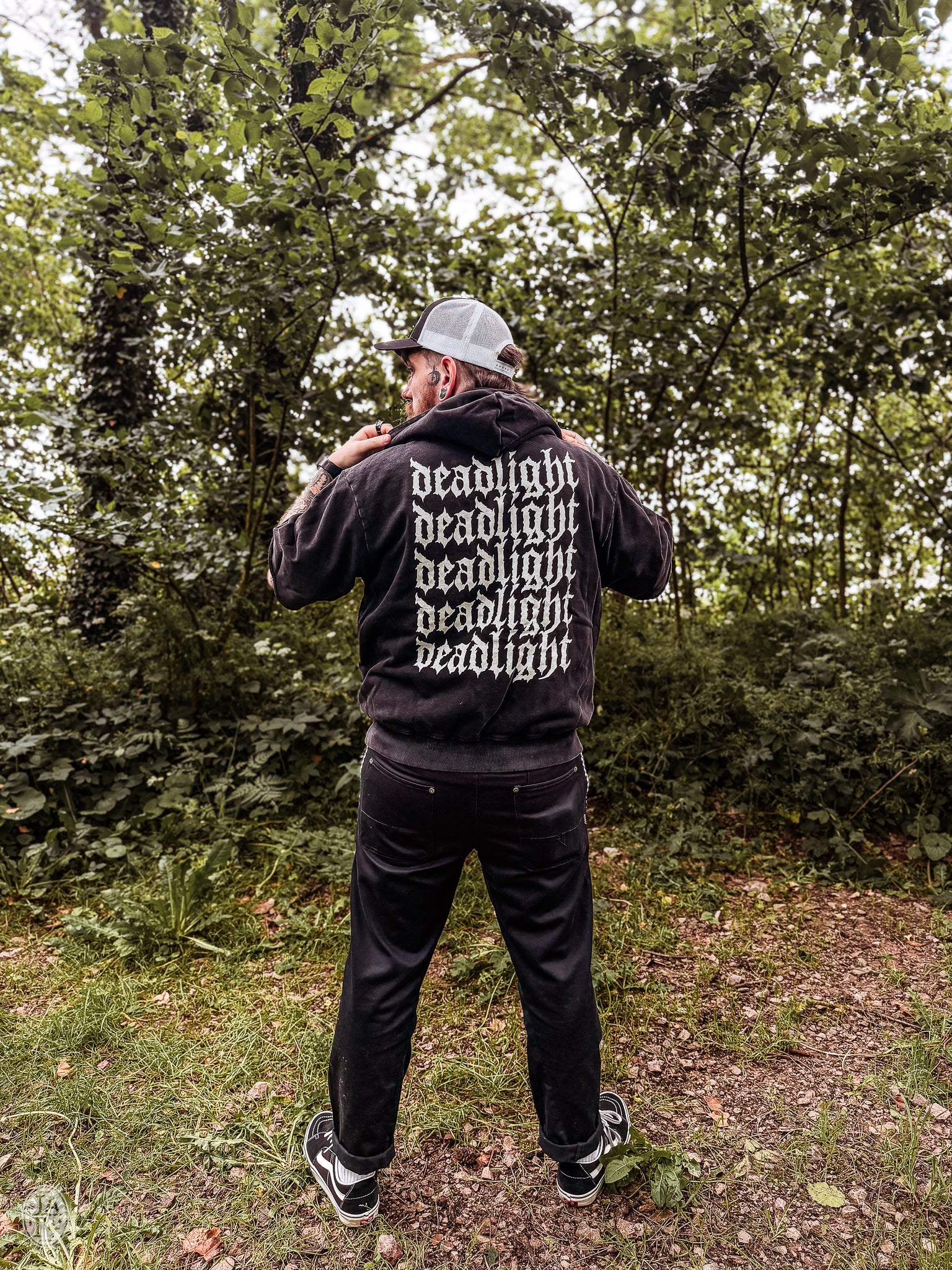 DEADLIGHT REPEAT SCRIPT SHORT SLEEVE HOODIE - MINERAL WASH BLACK