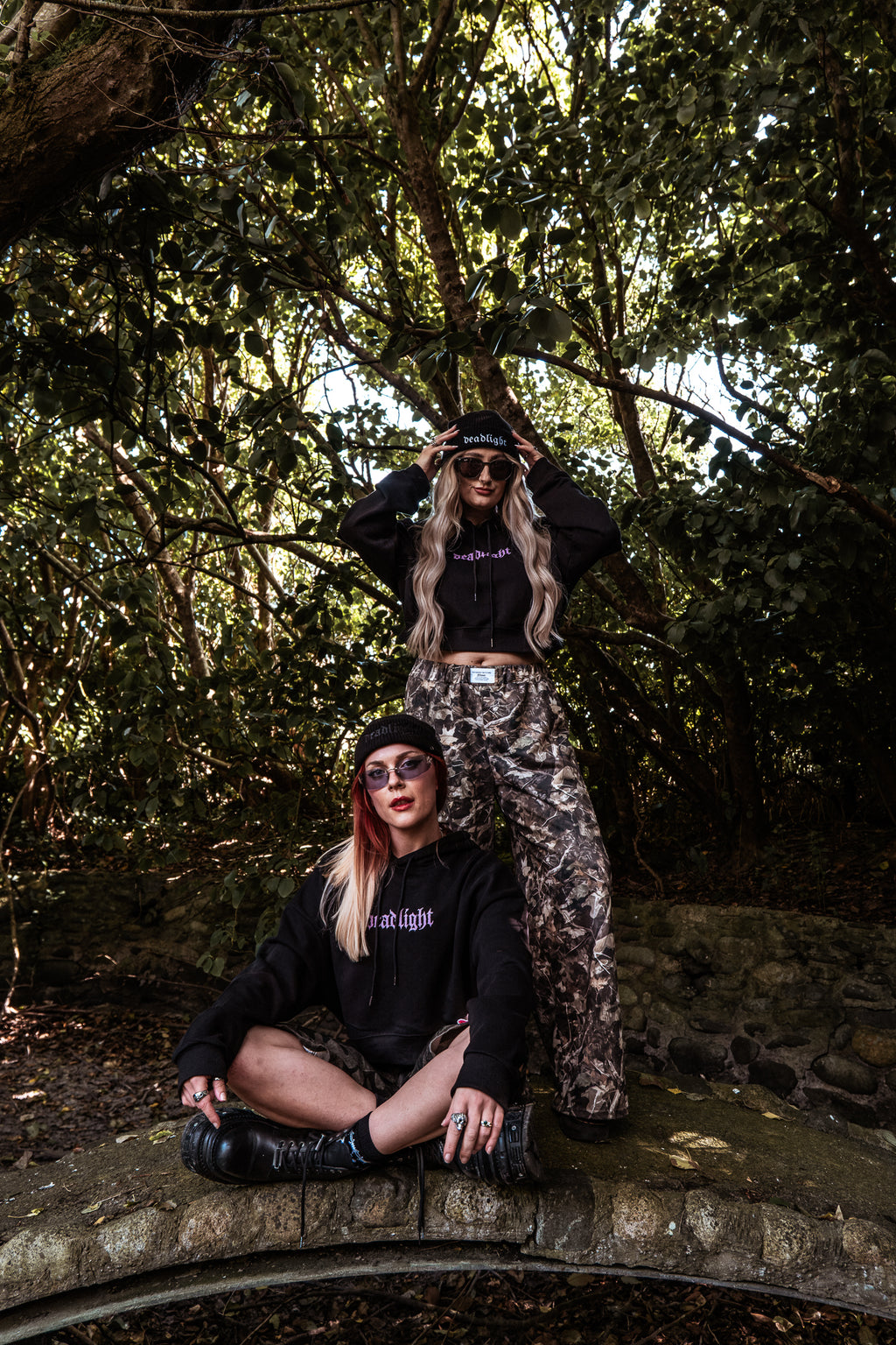 LAVENDER EYES CROPPED HOODIE - BLACK