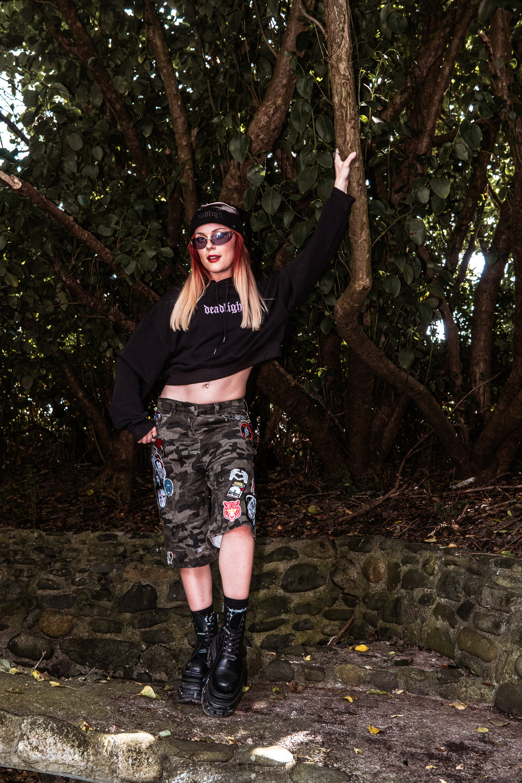 LAVENDER EYES CROPPED HOODIE - BLACK